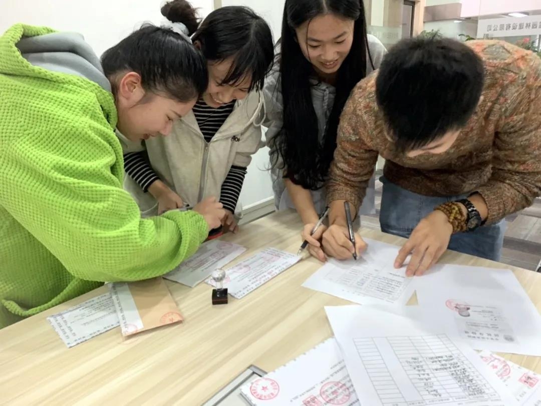 湖南省(sheng)一(yi)建園(yuan)林建設(shè)(she)有限公司(si) 湖(hu)南省一(yi)建園林建(jian)設(shè)(she)有限公司(si)