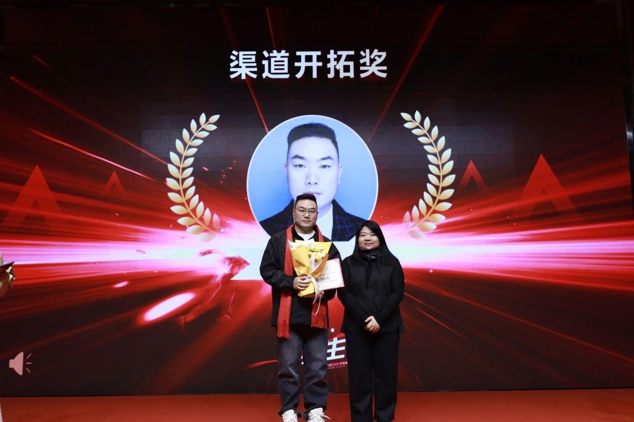 湖南(nan)省(sheng)一建(jian)園林建設(shè)(she)有限(xian)公(gong)司(si) 湖南省一(yi)建園林建設(shè)有(you)限(xian)公司(si)